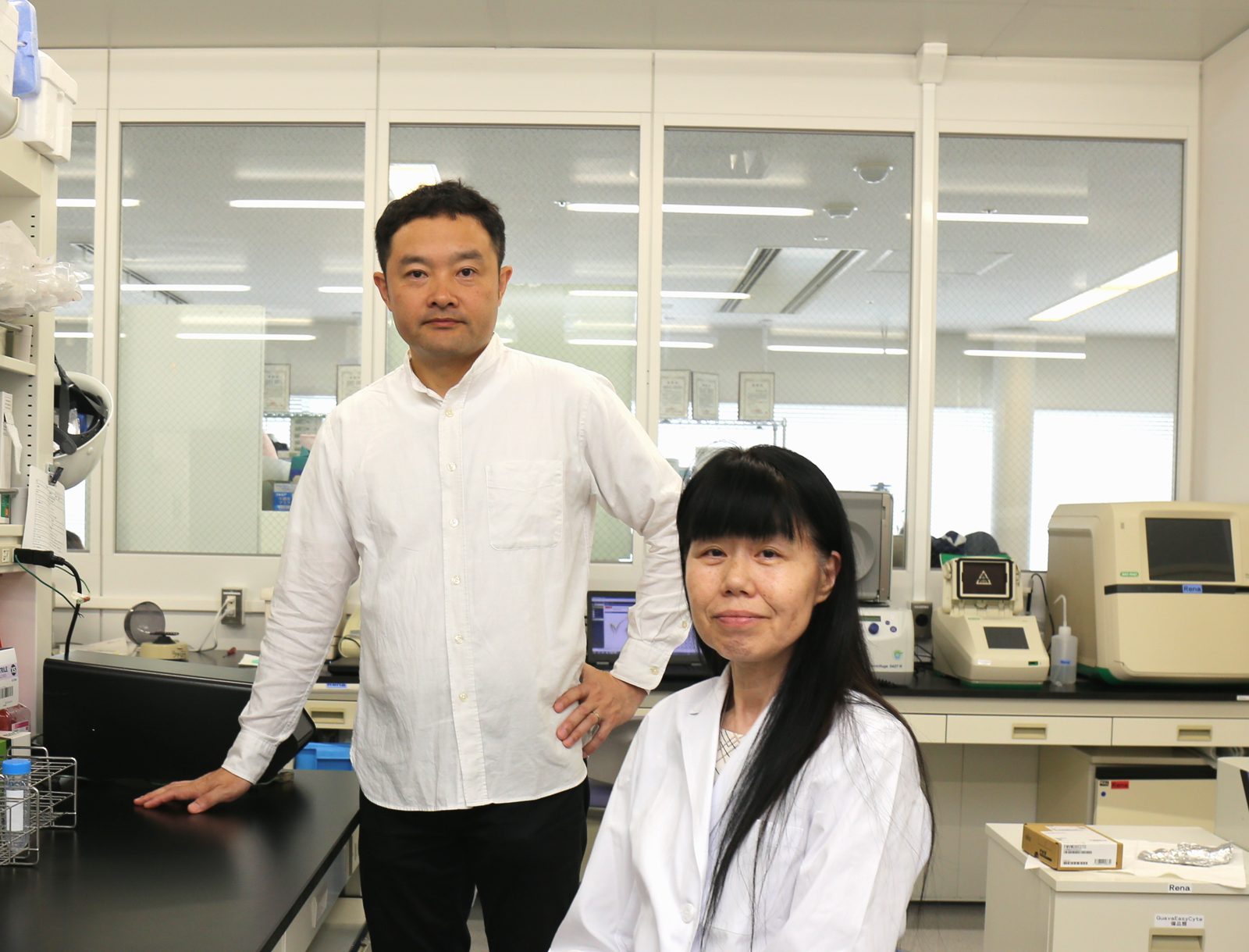 AIOコンサルタント 冨士川凛太郎と免疫研究者 辻典子（研究室にて）
